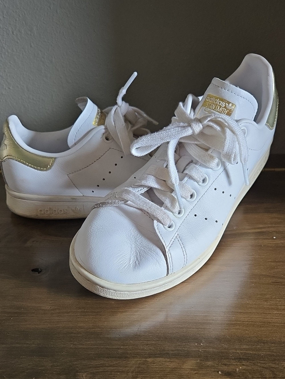 Stan Smith adidas White Leather Sneakers Gold Heel Accent 7.5 Retro Vintage Look